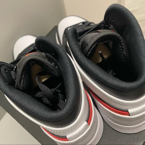 2021 Nike Air Jordan 1 Mid 'Chile Red' Size 5Y or 6.5 Women - Picture 8 of 10